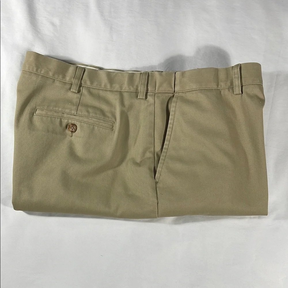 L.L. Bean mens khaki Comfort Fit flat front 8" chino shorts - size 42 - Picture 9 of 11